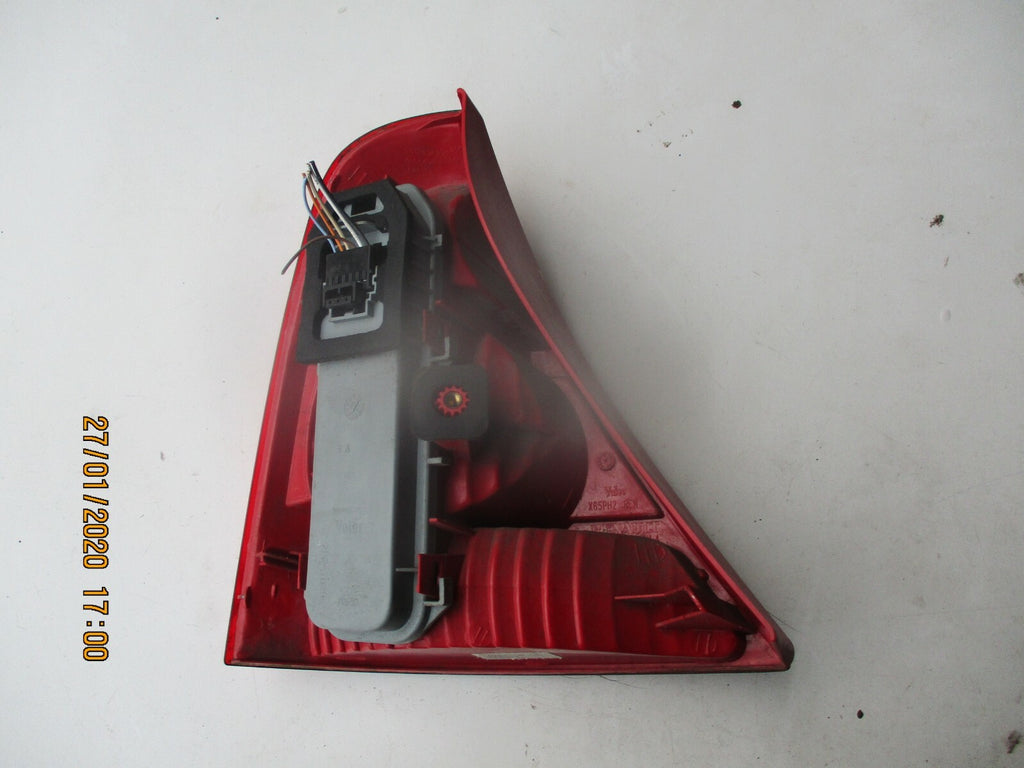 RENAULT CLIO MK2 2004 FACELIFT OSR DRIVER SIDE REAR BRAKE TAIL LIGHT 8200071414