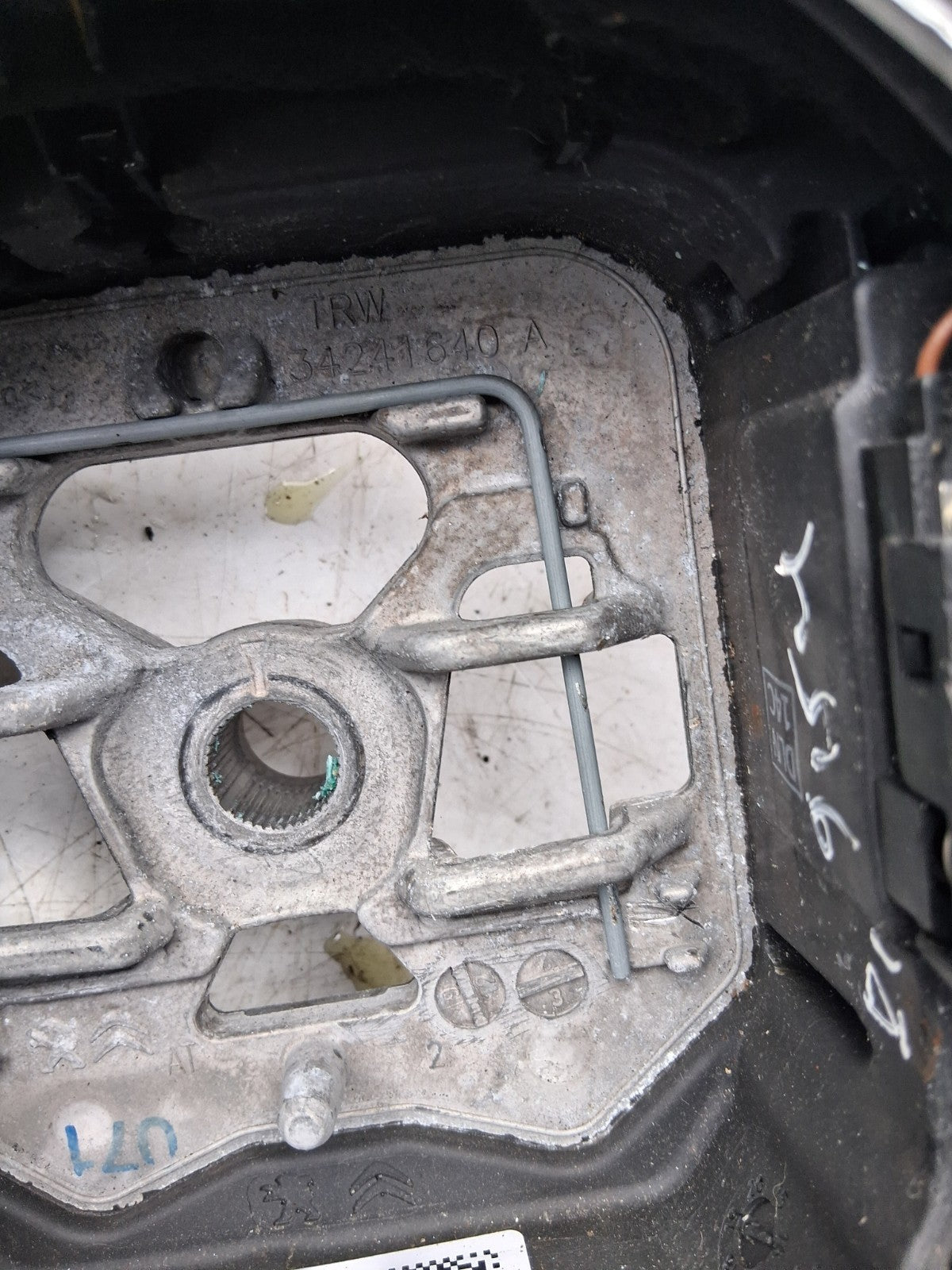 2012 PEUGEOT 3008 MULTIFUNCTION STEERING WHEEL 34241640A