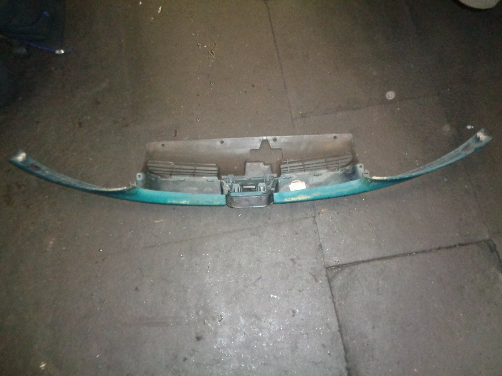PEUGEOT 206 2001 FRONT UPPER BUMPER GRILL & BADGE EMBLEM LIGHT BLUE 9628691277