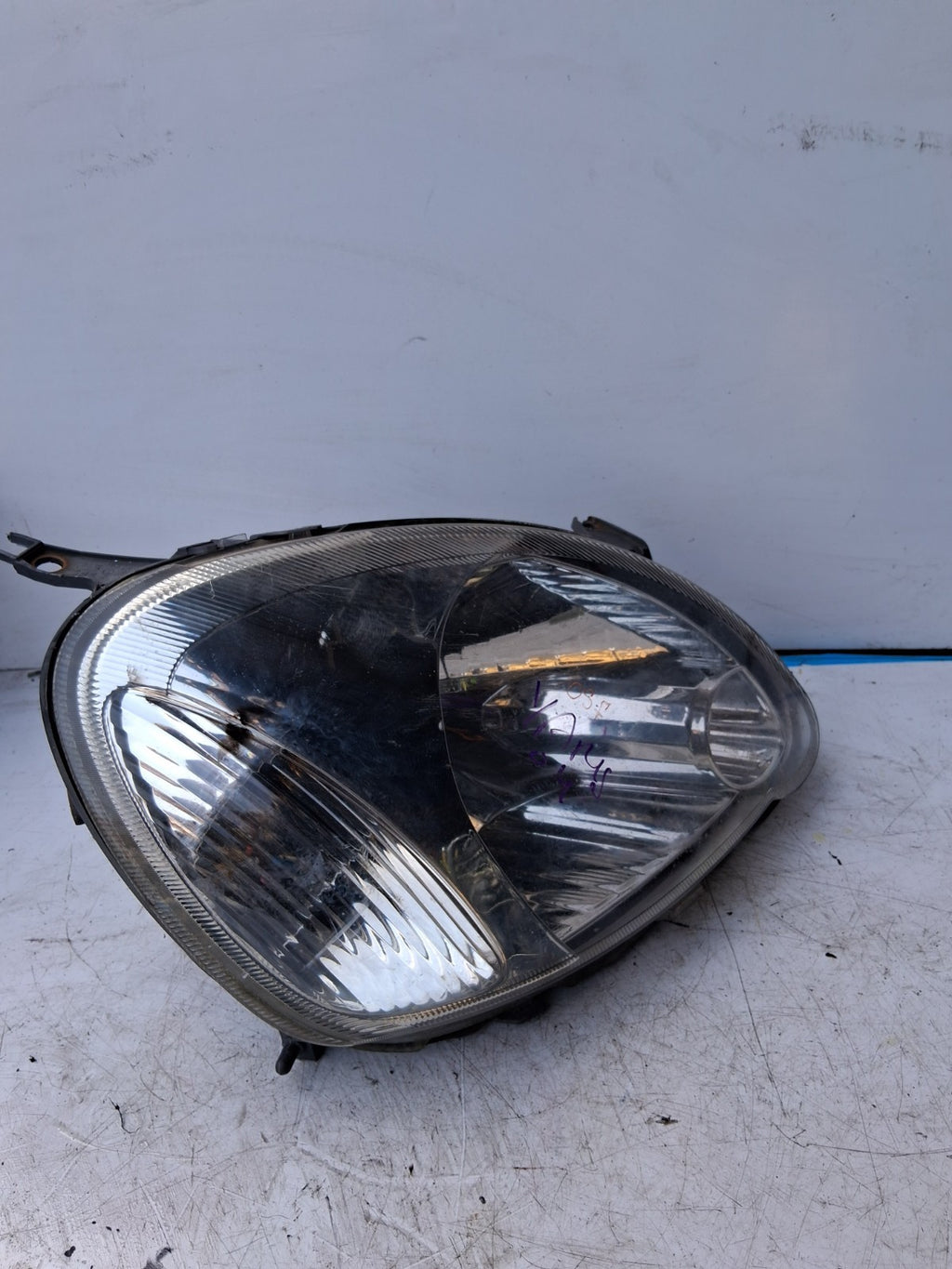 2004 TOYOTA YARIS OSF FRONT NEAR DRIVER SIDE HEADLIGHT HEADLAMP 153912306