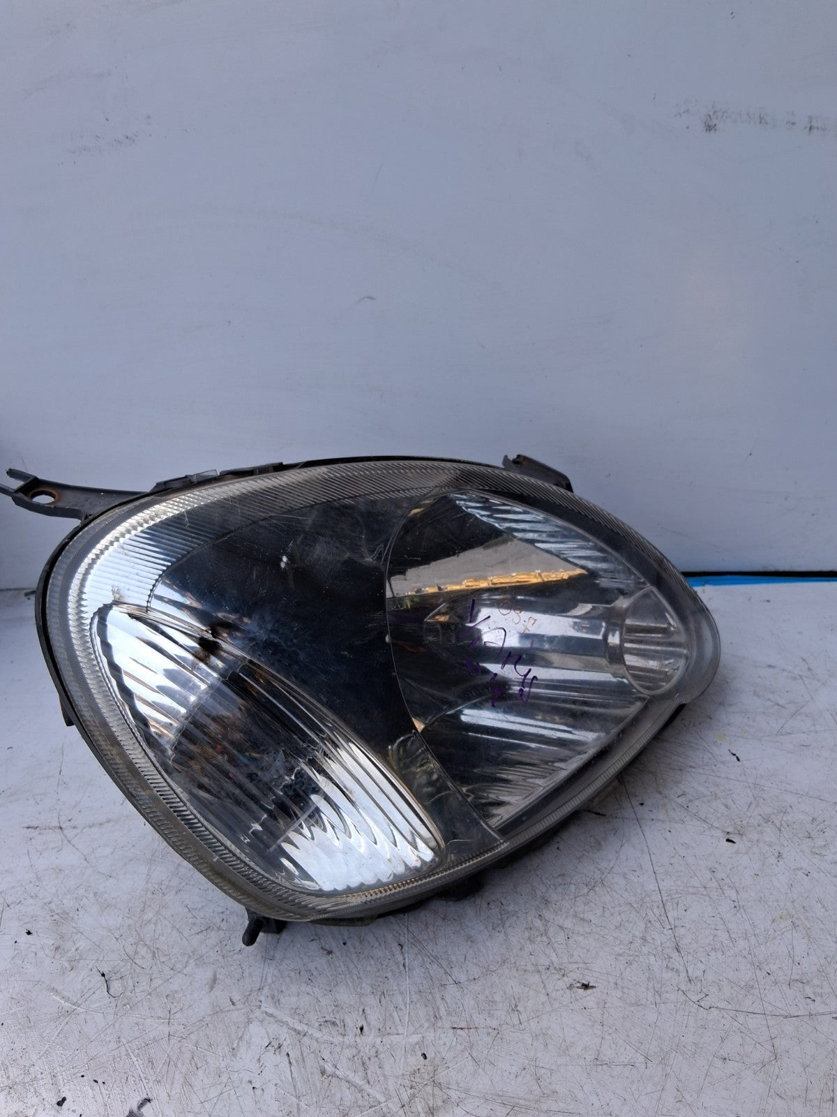 2004 TOYOTA YARIS OSF FRONT NEAR DRIVER SIDE HEADLIGHT HEADLAMP 153912306