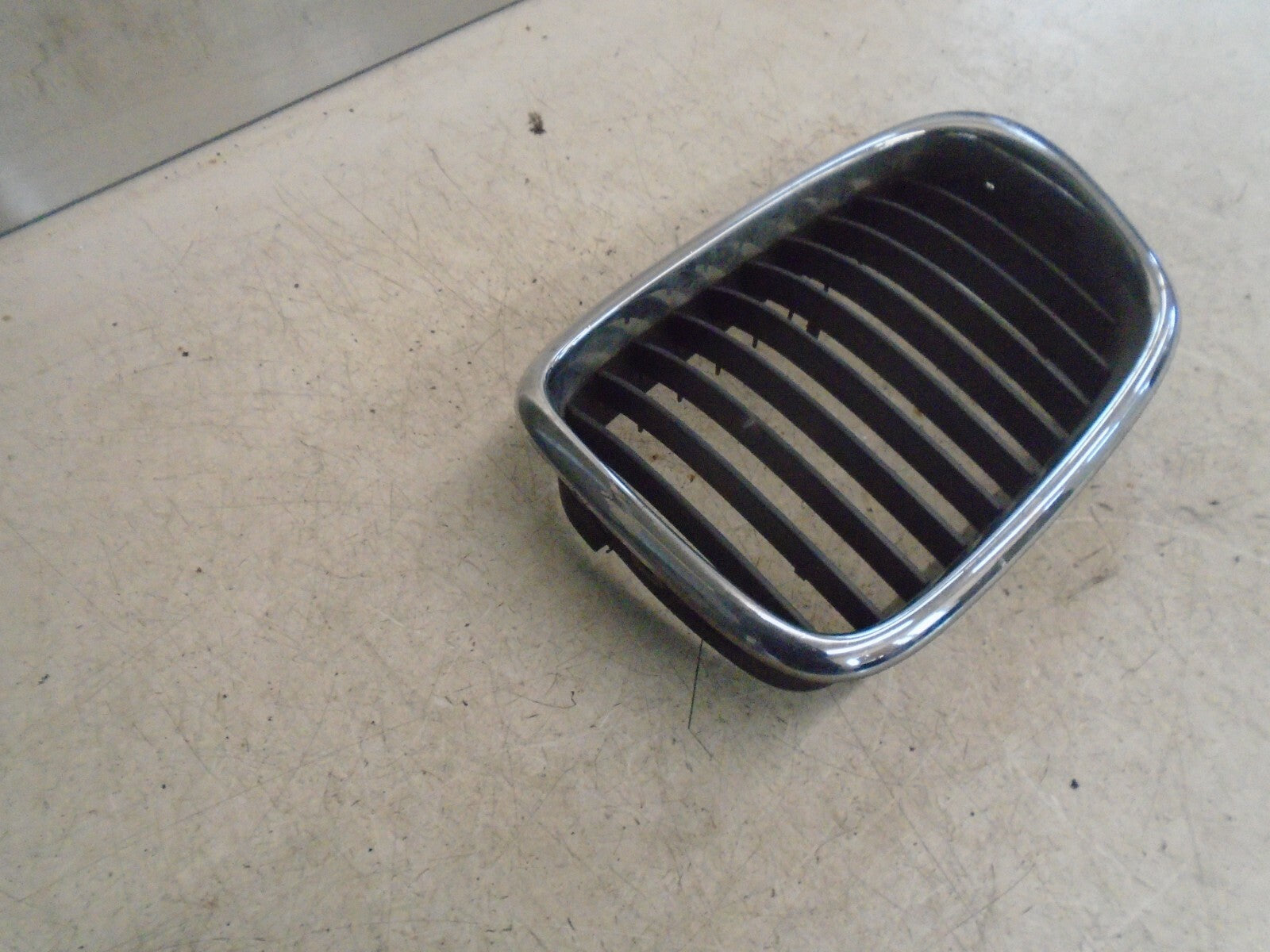 BMW 5 SERIES E39 FRONT LEFT GRILL 81845319