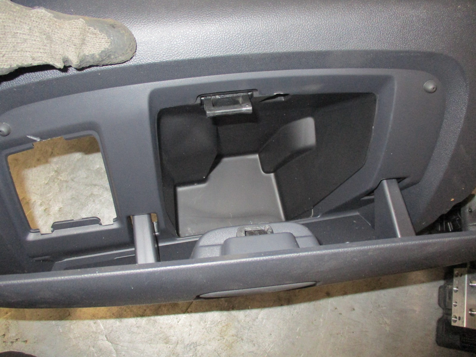 RENAULT CLIO X98 MK4 GLOVE BOX COMPARTMENT 681087136R