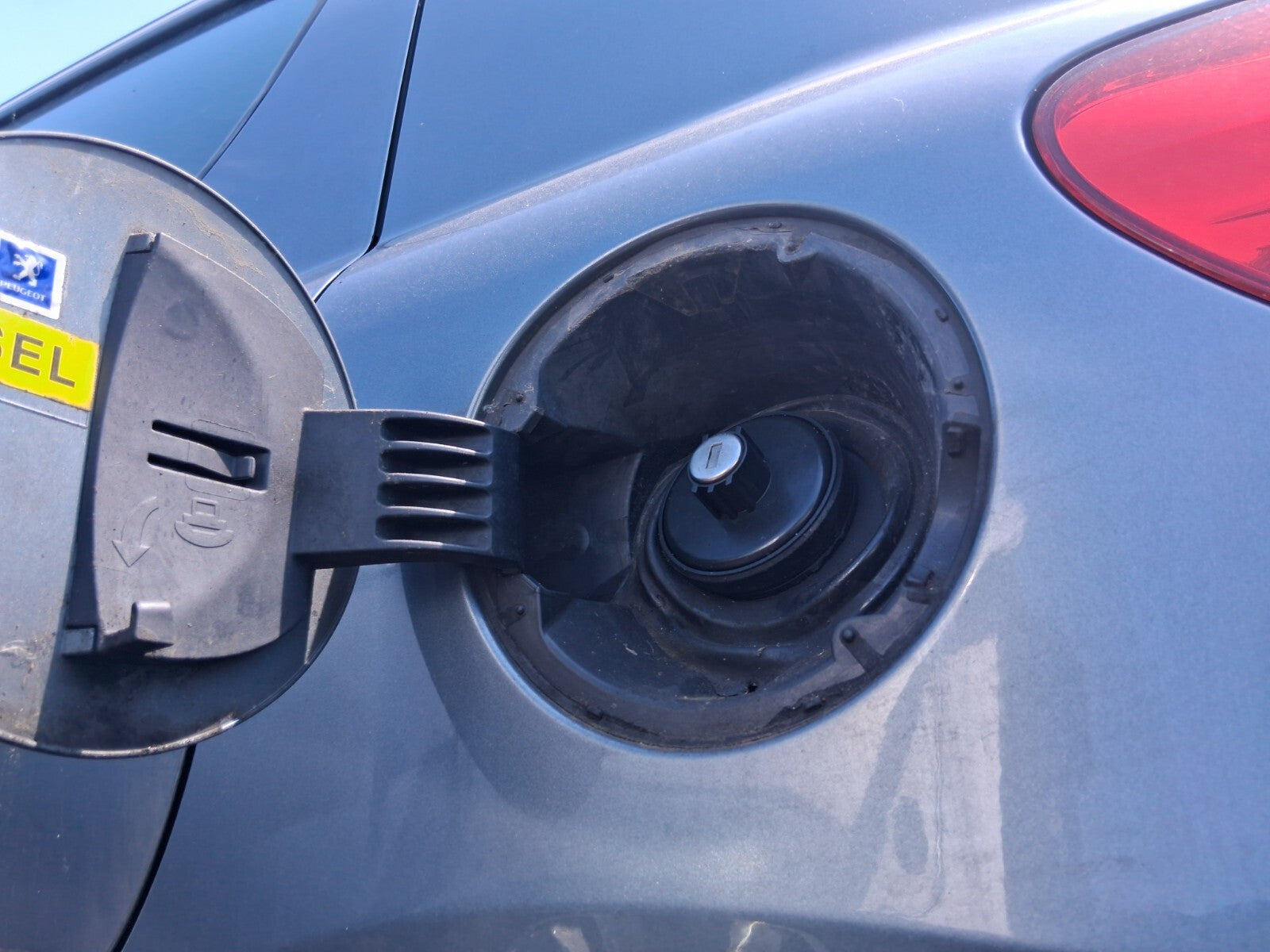 2009 PEUGEOT 207 PRE FACELIFT FUEL FILLER CAP FLAP LID GREY
