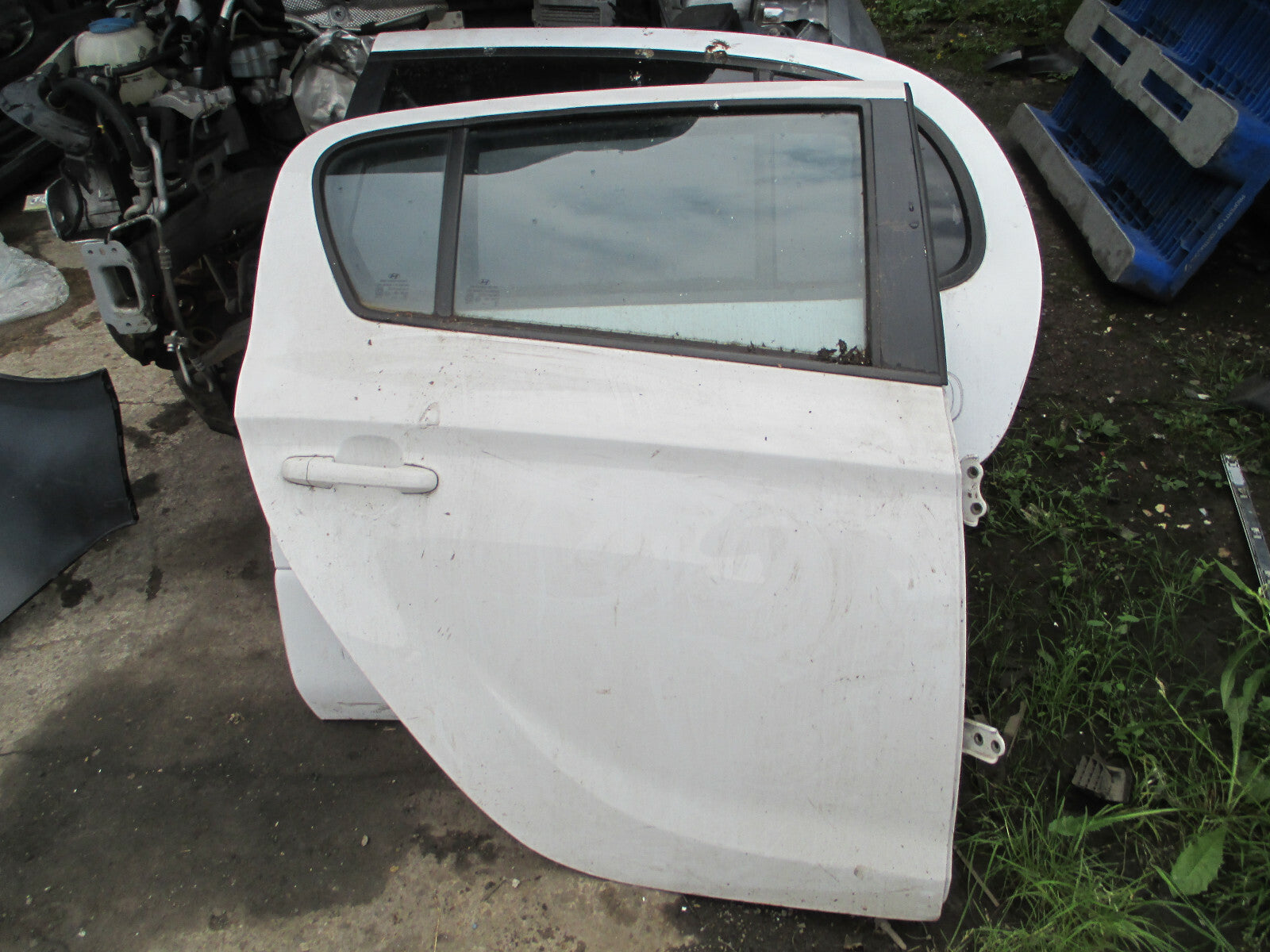 HYUNDAI  I20 MK1 2008-2012 OSR DRIVER SIDE REAR COMPLETE DOOR WHITE