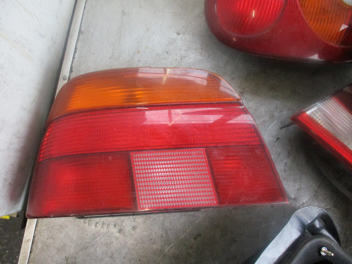 BMW 5 SERIES E39 SALOON NSR PASSENGER SIDE REAR LIGHT 8358031