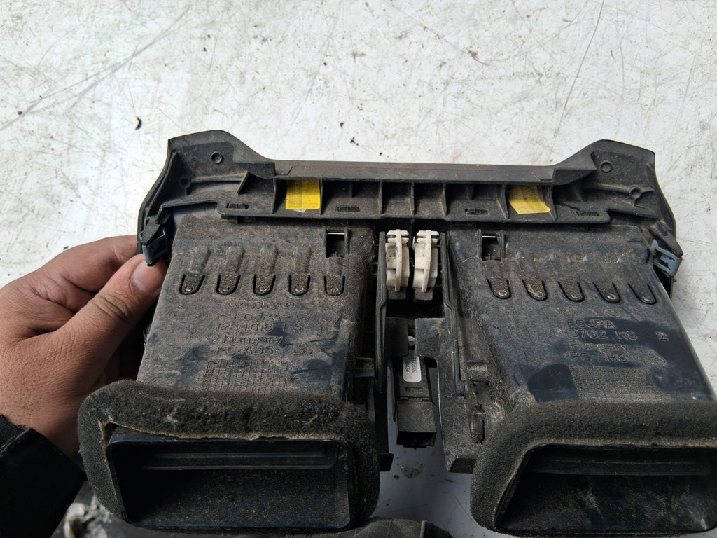 2016 VOLVO V40 DASH CENTER DOUBLE AIR VENT AND HAZARD SWITCH