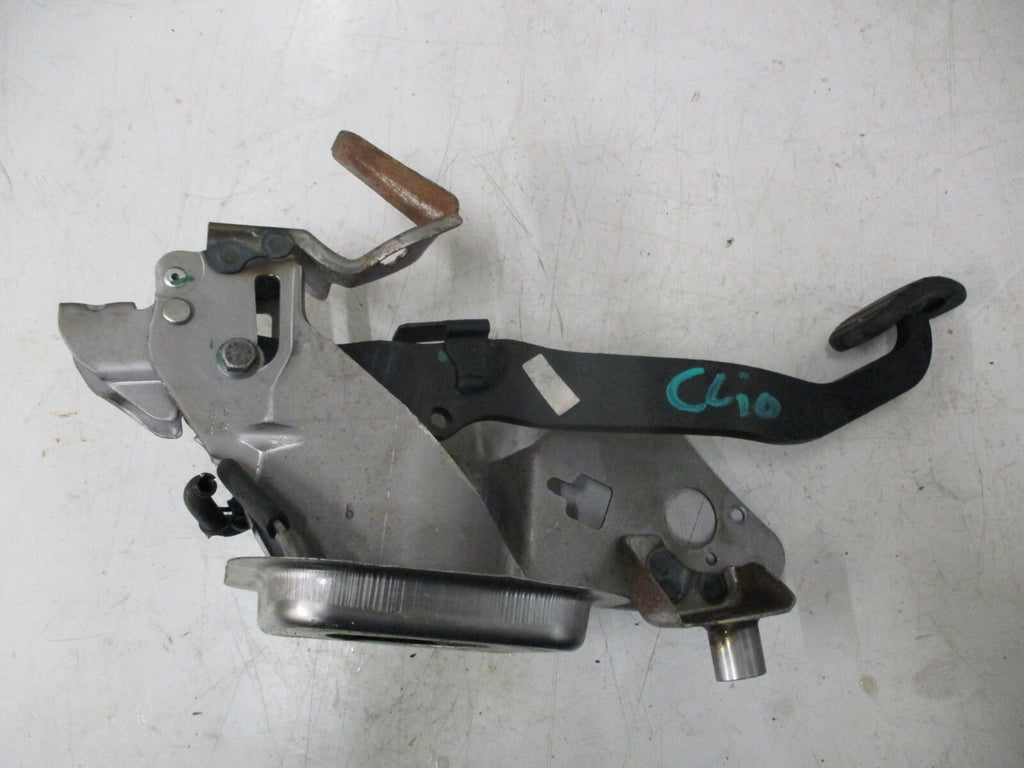 RENAULT CLIO MK4 2013 FOOT BRAKE PEDAL ASSEMBLY WITH MOUNT BRACKET