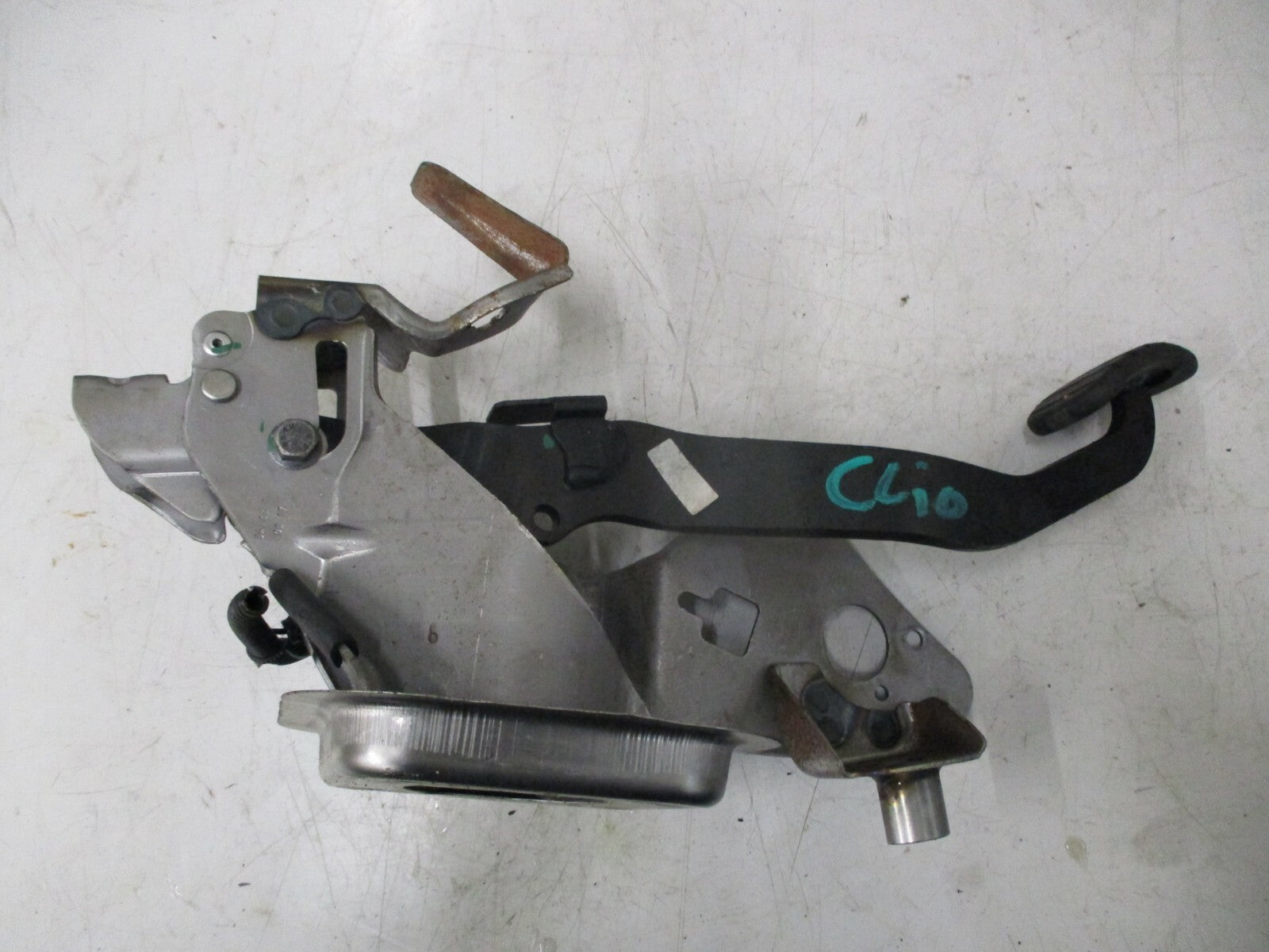 RENAULT CLIO MK4 2013 FOOT BRAKE PEDAL ASSEMBLY WITH MOUNT BRACKET