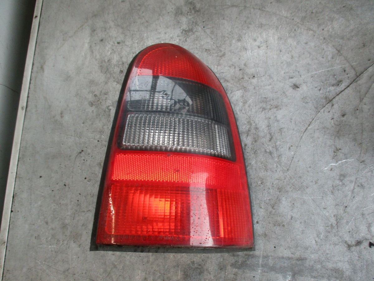 VAUXHALL VECTRA B OSR DRIVER SIDE REAR LIGHT TAIL LIGHT 09153154