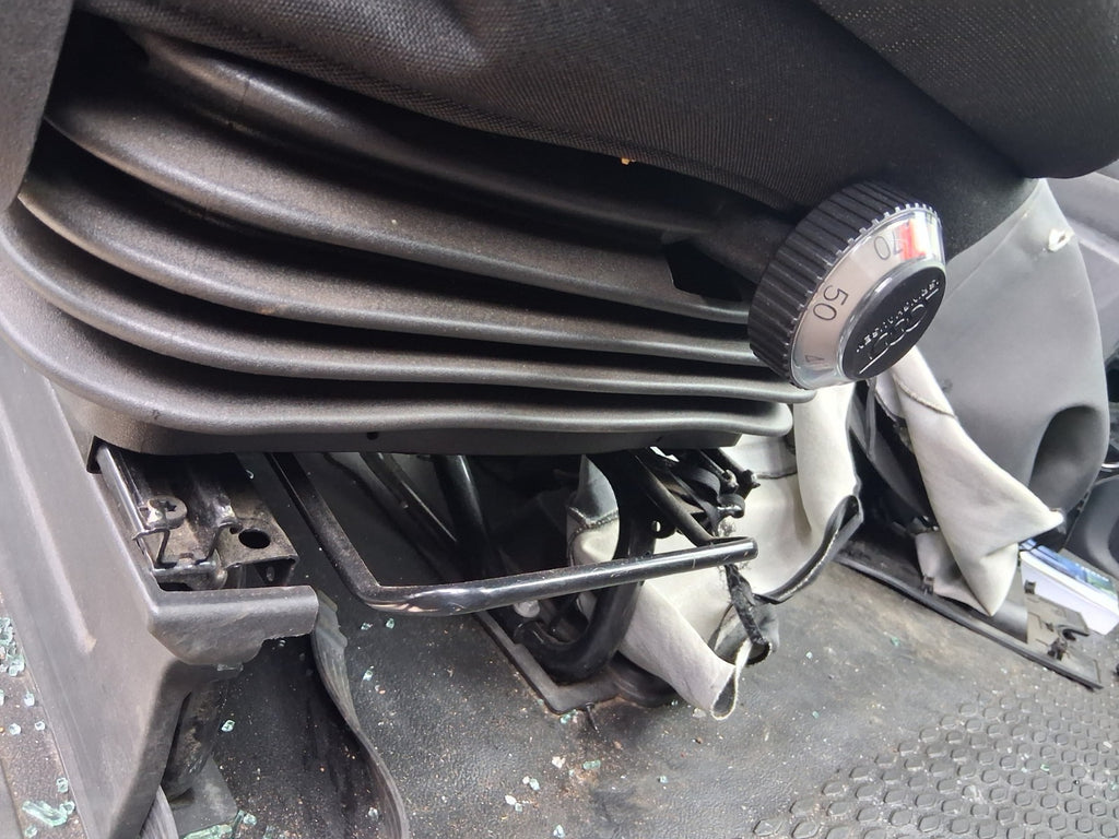 2023 IVECO DAILY MK6 70C21b OSF DRIVER FRONT AIR SUSPENSION SEAT WITH ARM REST