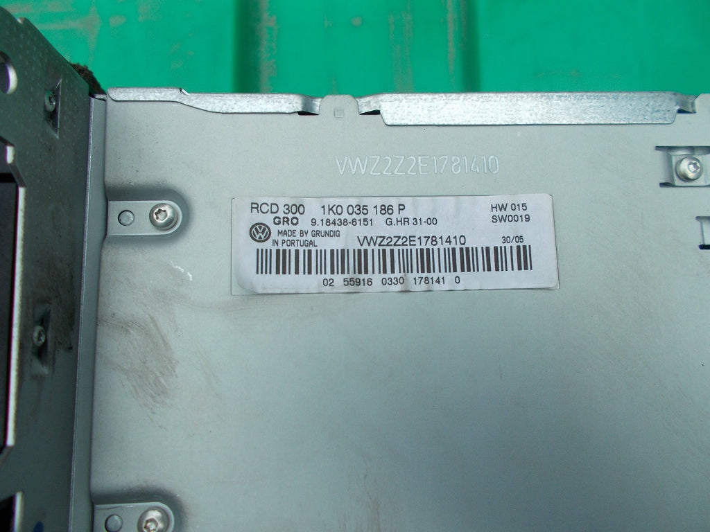 VOLKSWAGEN PASSAT RADIO/ CD PLAYER 1K0035186