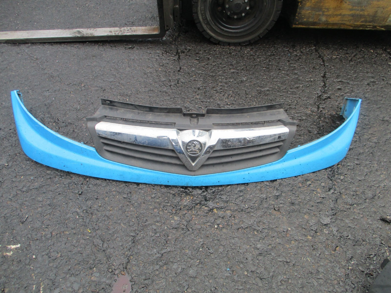 VAUXHALL VIVARO RENAULT TRAFIC X83 2012 FACELIFT FRONT BADGE EMBLEM GRILL BLUE
