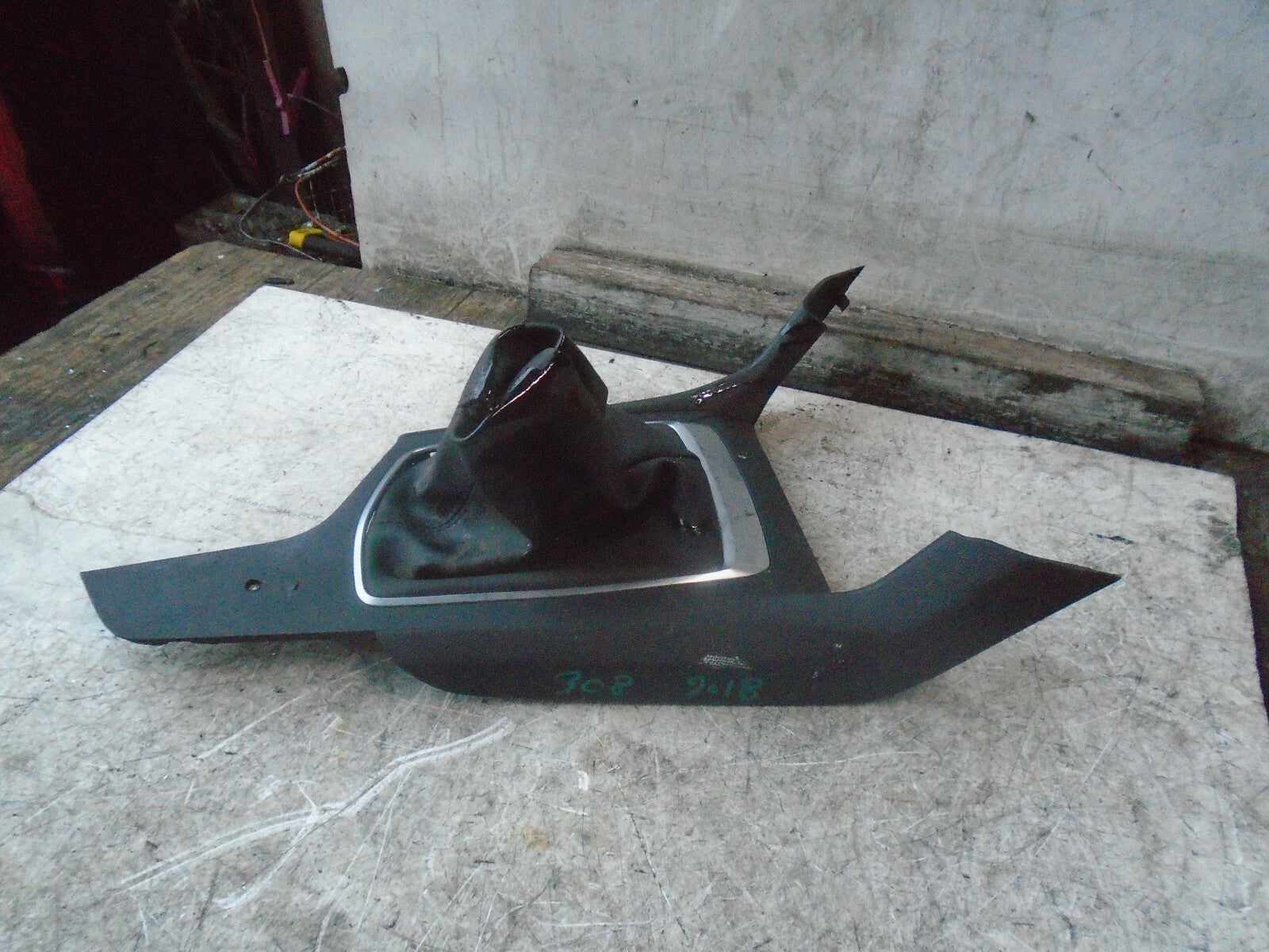 PEUGEOT 308 2018 MK2 CENTRE CONSOLE GEARSTICK SURROUND TRIM GAITOR