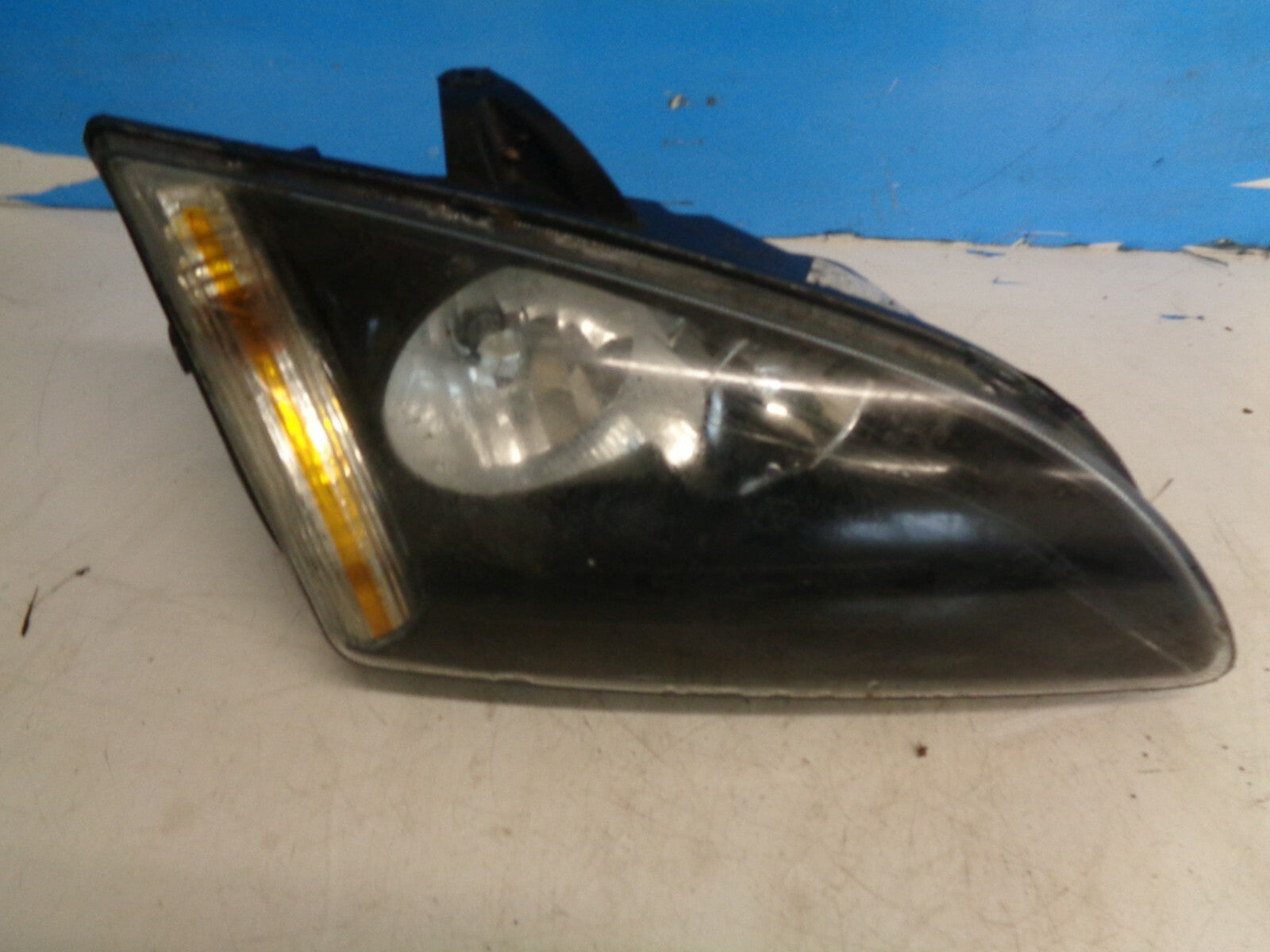 FORD FOCUS MK2 05-07 OS DRIVER SIDE HEADLIGHT BLACK INSERT 4M5113W029KD