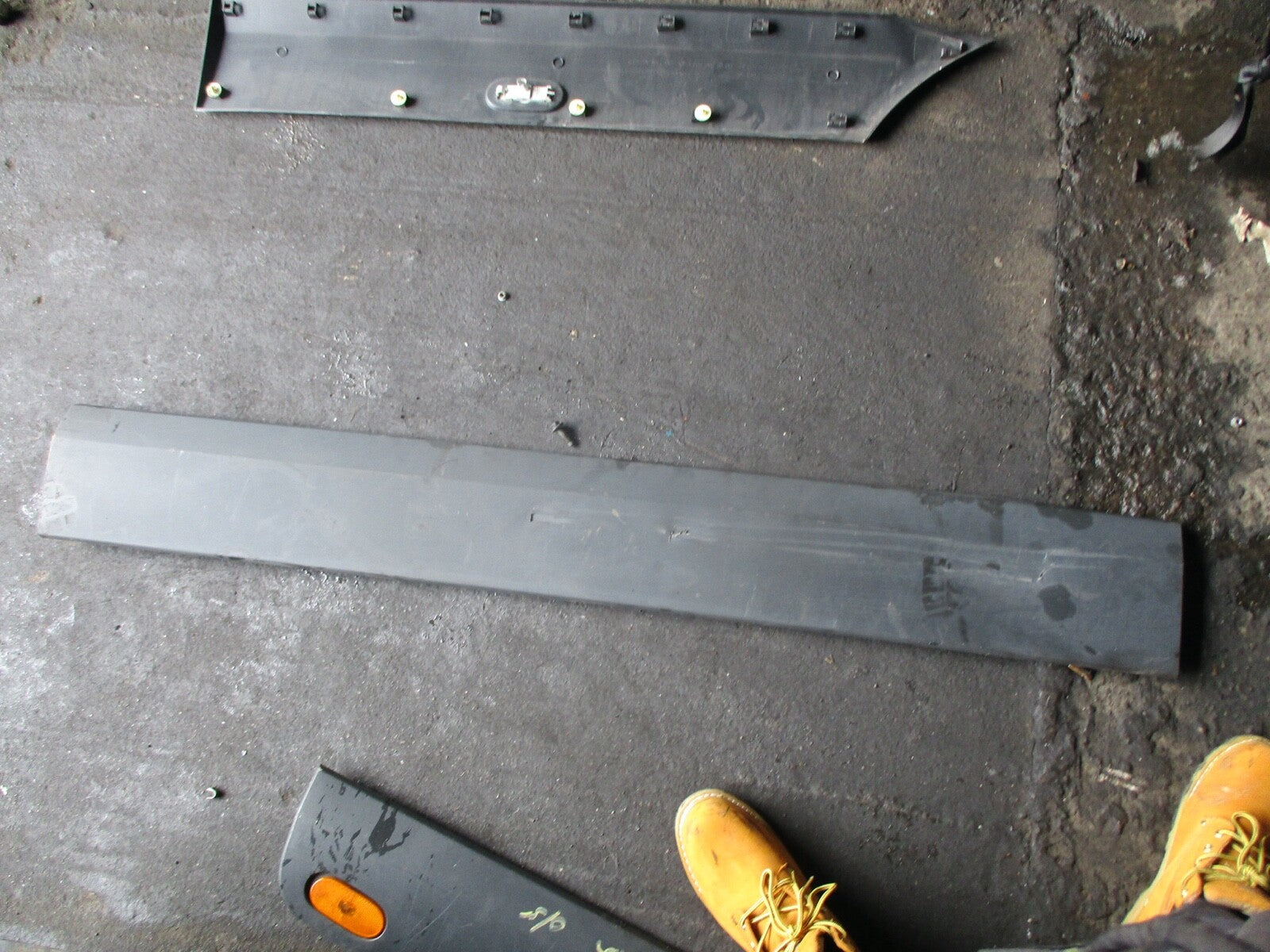 MERCEDES SPRINTER W906 MK2 DRIVER SIDE FRONT MIDDLE MOULDING TRIM A9066905482