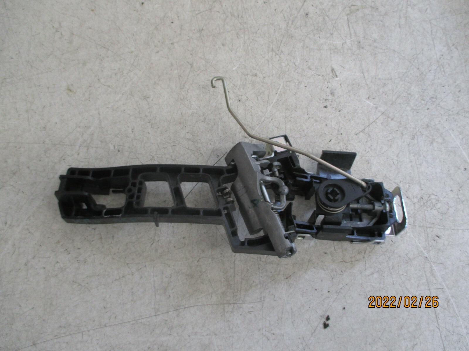 FORD KA+ 2018 MK3 OSF FRONT DRIVER SIDE HANDLE BRACKET