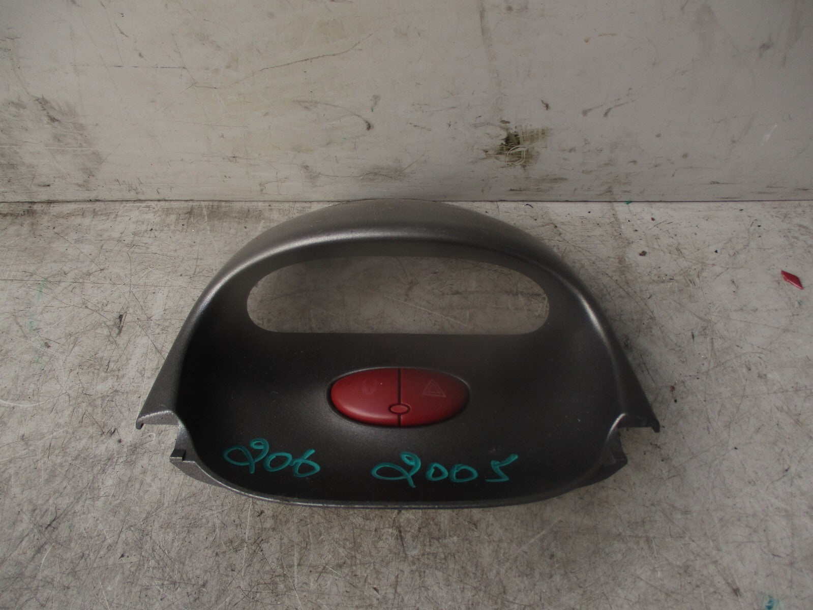 2005 PEUGEOT 206 DISPLAY CLOCK SURROUND AND HAZARD BUTTON 96403133
