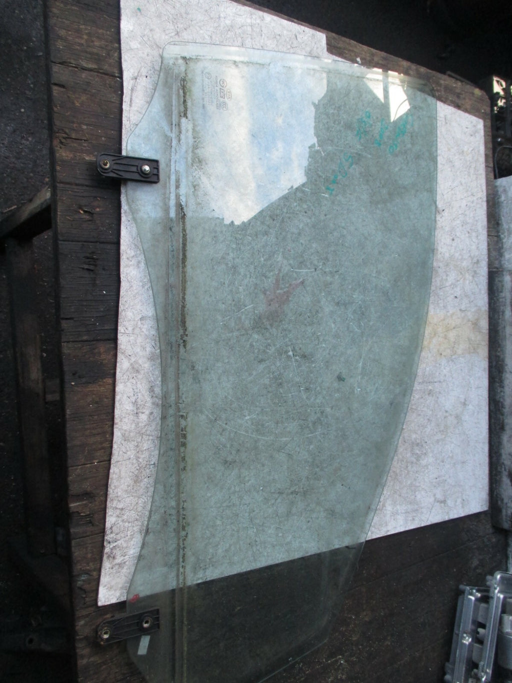 KIA SORENTO 2008 MK1 OSF FRONT DRIVER SIDE WINDOW GLASS