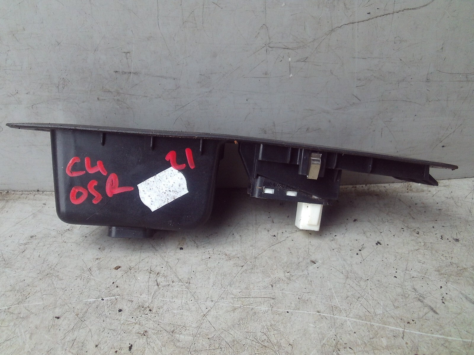 21 CITROEN C4 MK3 OSR DRIVING SIDE REAR RIGHT WINDOW CONTROL SWITCH 9831081480