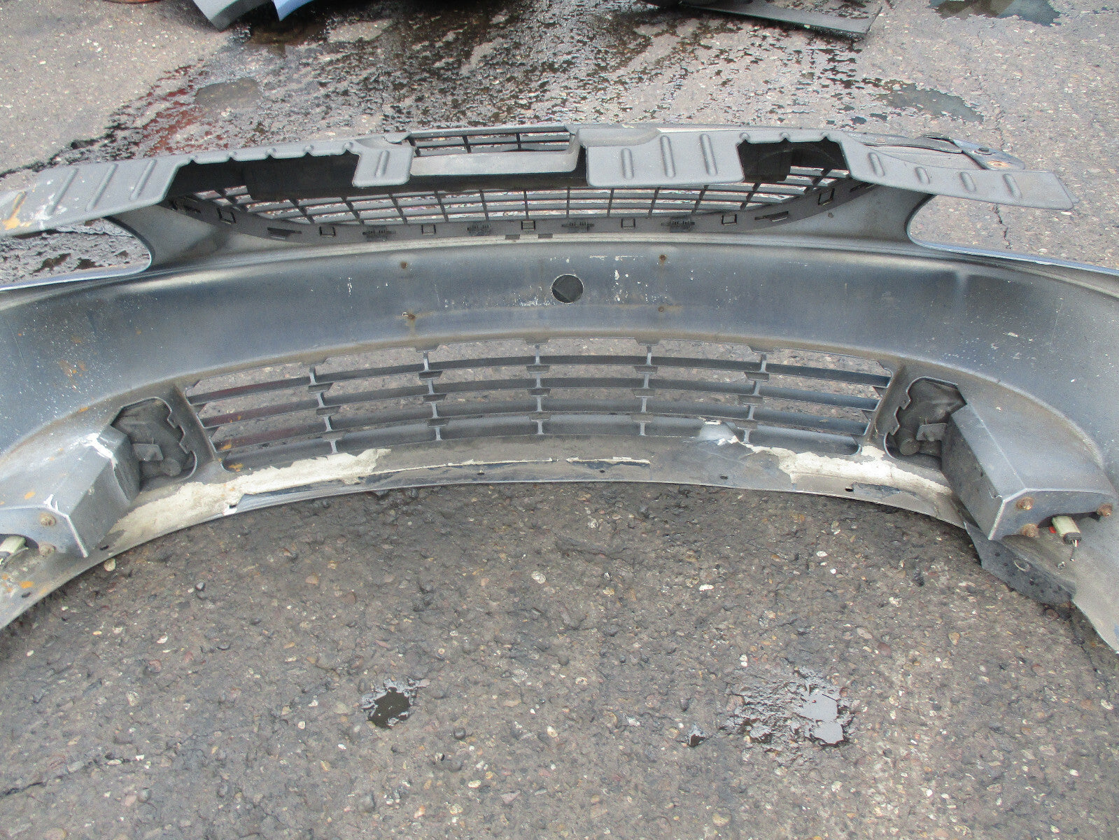 CHRYSLER VOYAGER 2000 FRONT BUMPER COMPLETE GREY DAMGED