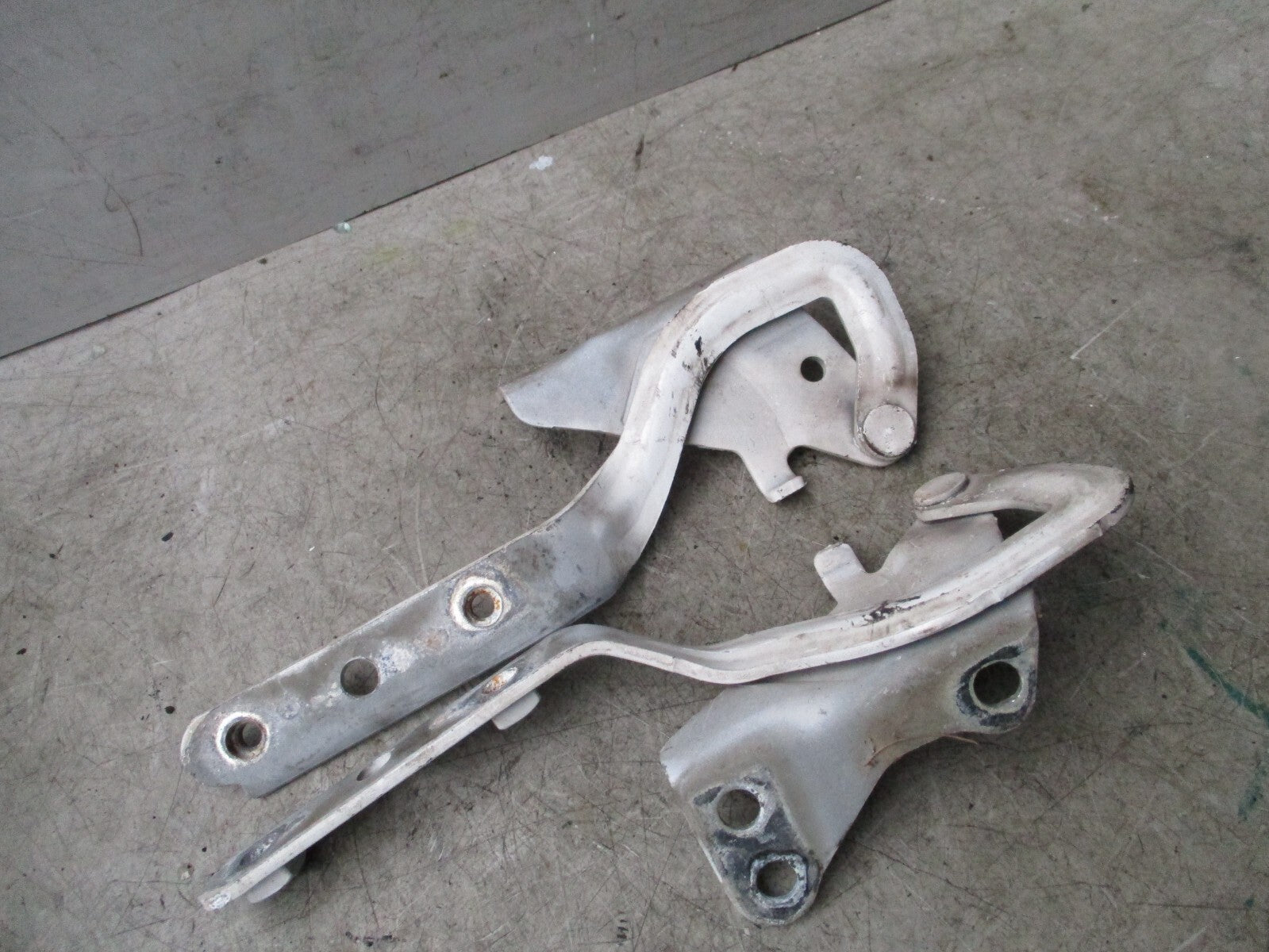 MERCEDES VITO W639 2011 FRONT BOTH BONNET HINGES A6397500251 A6397500351