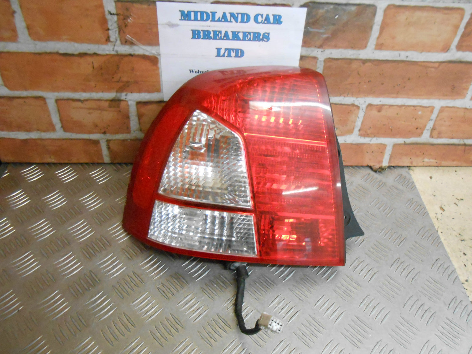 KIA SHUMA MK1 2002 NSR PASSENGER SIDE REAR BRAKE TAIL LIGHT CLUSTER UNIT