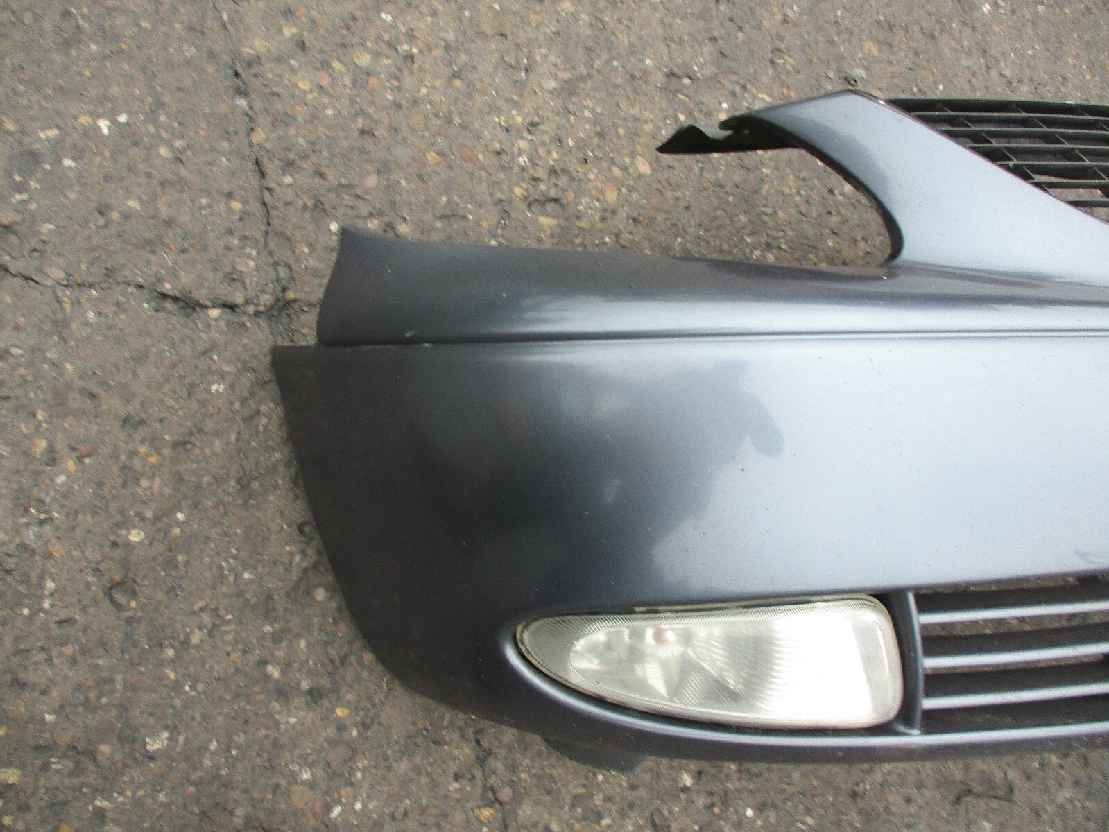CHRYSLER VOYAGER 2000 FRONT BUMPER COMPLETE GREY DAMGED