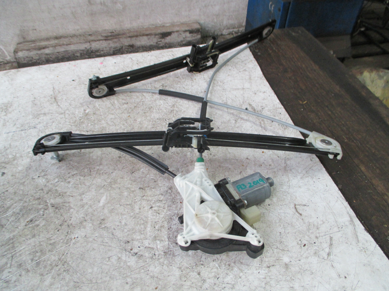 AUDI A3 2019 MK3 OSF DRIVER SIDE FRONT MOTOR REGULATOR 850202099