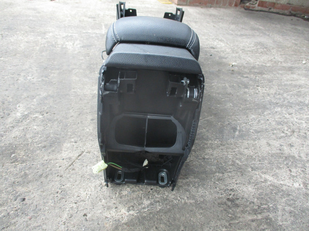 MERCEDES A CLASS W176 PLASTIC CENTRE CONSOLE TRIM & LEATHER HANDREST A1766800900