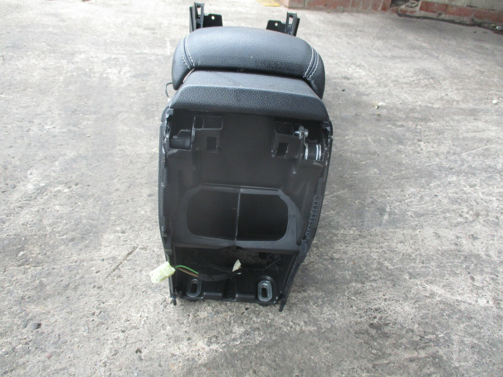 MERCEDES A CLASS W176 PLASTIC CENTRE CONSOLE TRIM & LEATHER HANDREST A1766800900