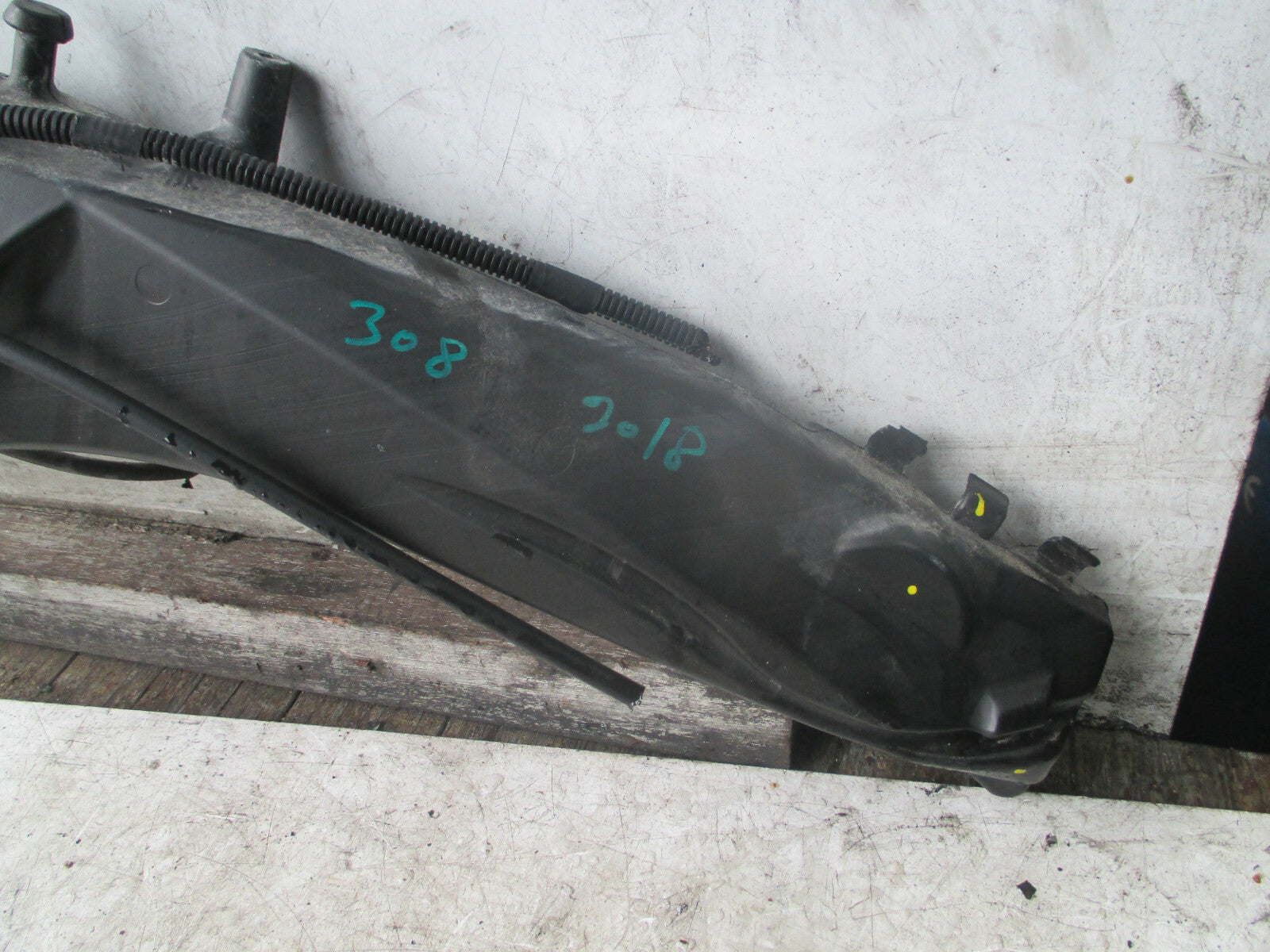 PEUGEOT 308 MK2 2018 FRONT WINDSCREEN WASHER WATER BOTTLE