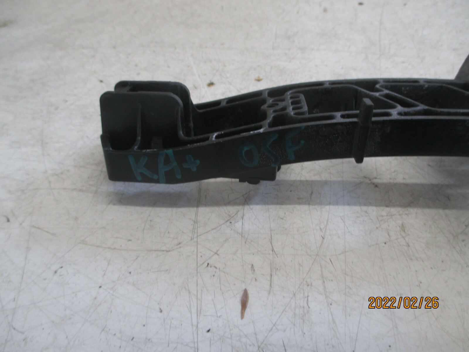 FORD KA+ 2018 MK3 OSF FRONT DRIVER SIDE HANDLE BRACKET