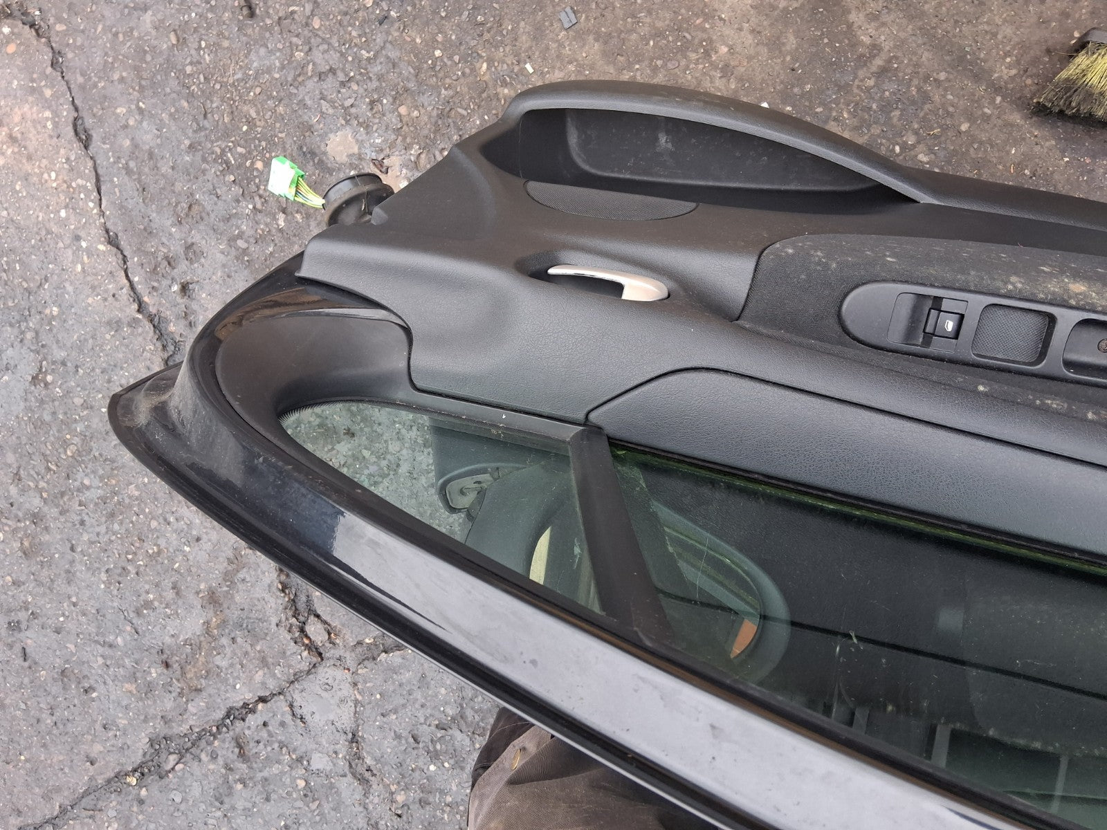 2012 PEUGEOT 207 NSF PASSENGER SIDE FRONT LEFT COMPLETE DOOR WITH WING MIRROR