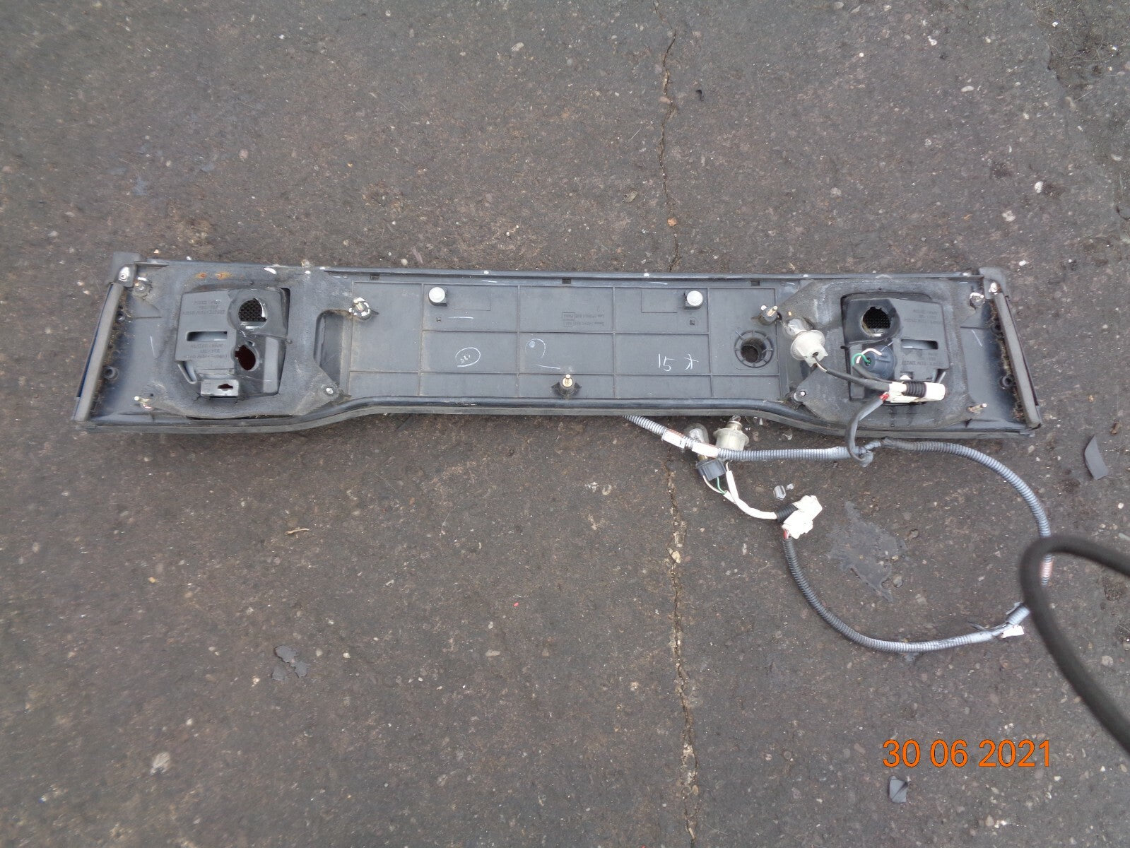 LEXUS GS300 GS 2000 REAR BOOT TAILGATE TAIL LIGHT BRAKE PANEL STRIP