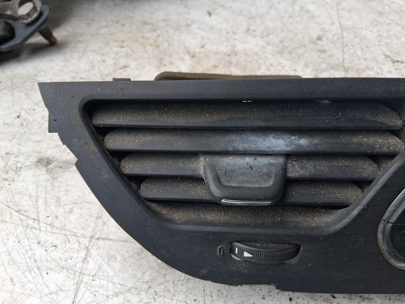 2016 VAUXHALL CORSA E FRONT DASH CENTER BOTH AIR VENT WITH HAZARD SWITCH