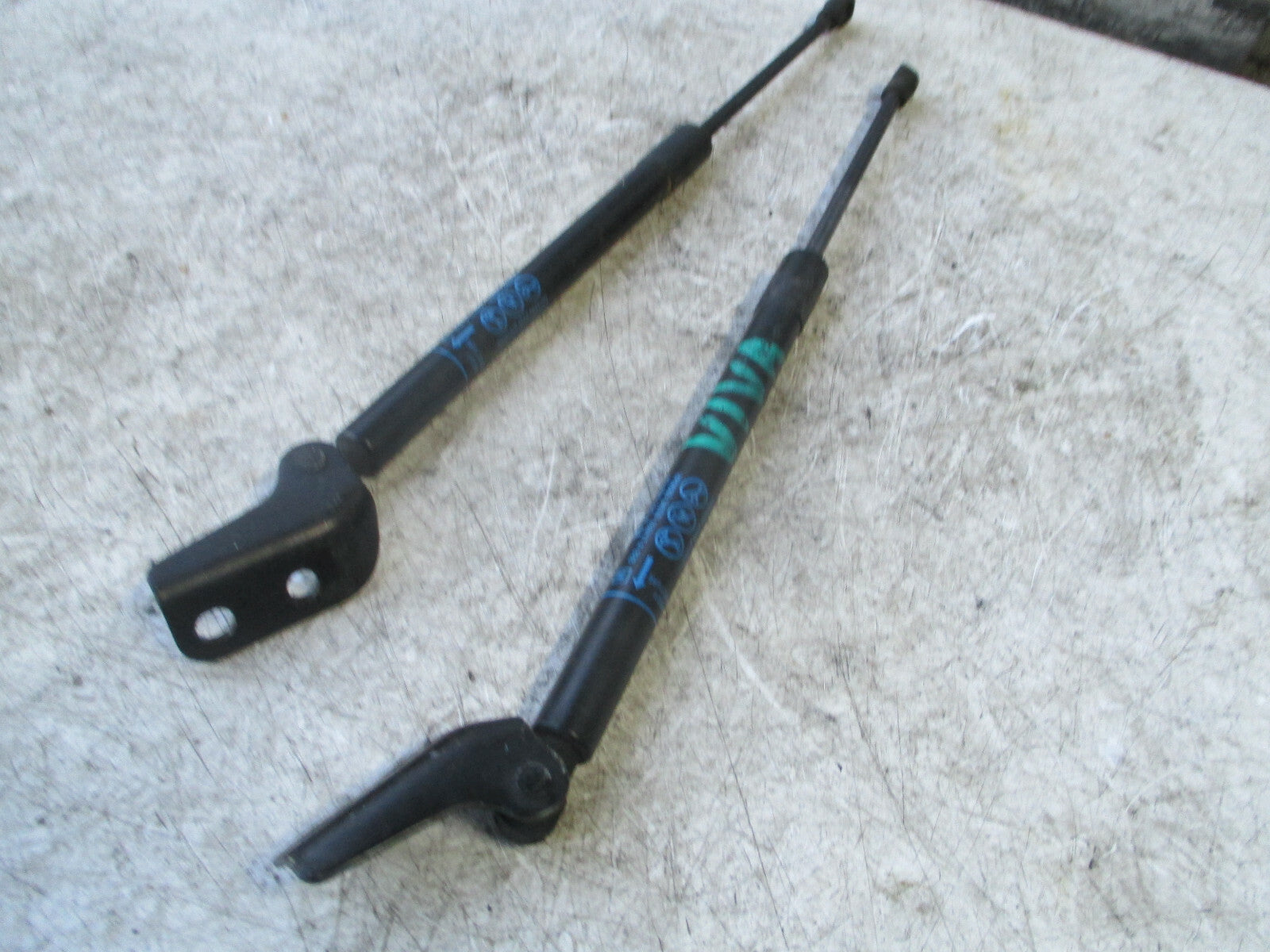 VAUXHALL VIVA 2017 REAR TAILGATE BOOTLID GAS STRUTS 42400105