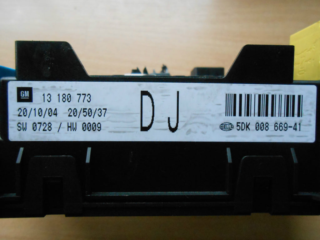 VAUXHALL ASTRA H (MK5) BOOT FUSE RELAY CONTROL BOX MODULE 13180773 DJ