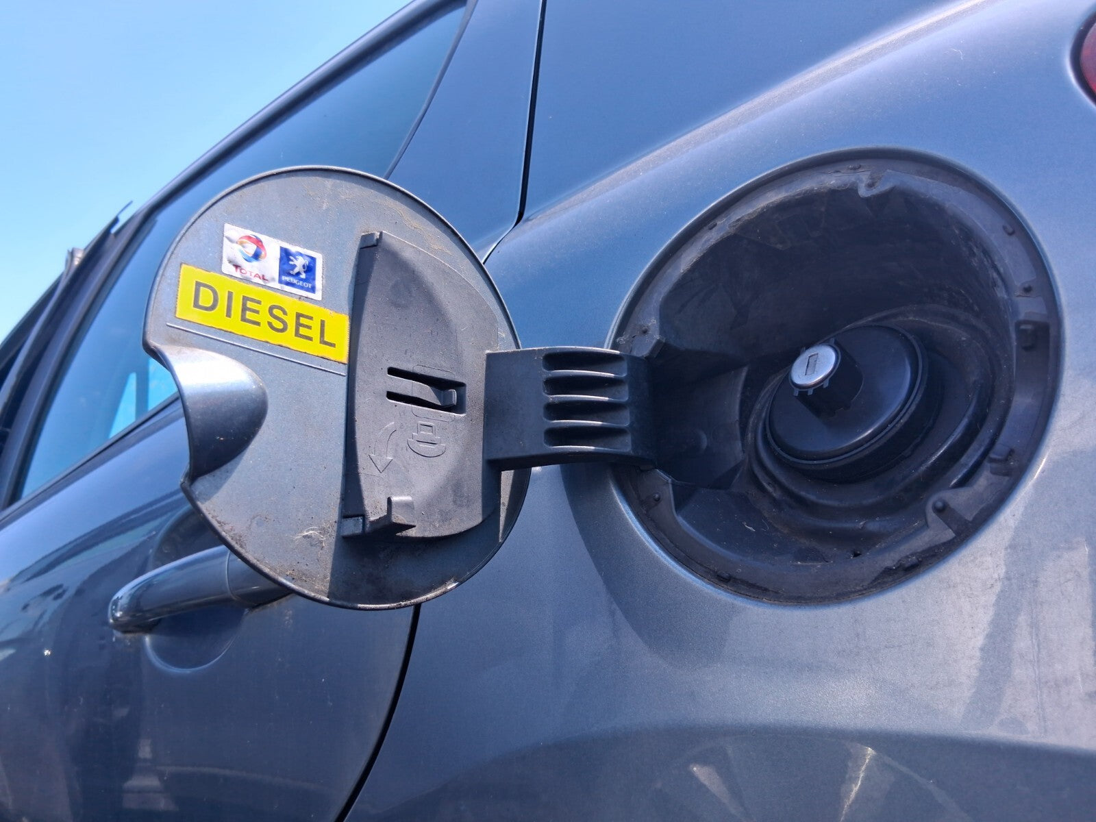 2009 PEUGEOT 207 PRE FACELIFT FUEL FILLER CAP FLAP LID GREY