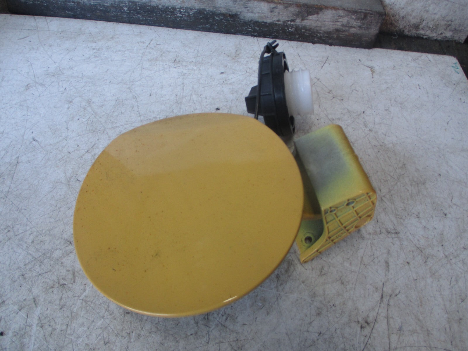 KIA PICANTO 2020 MK3 PETROL FUEL FILLER FLAP YELLOW METALLIC