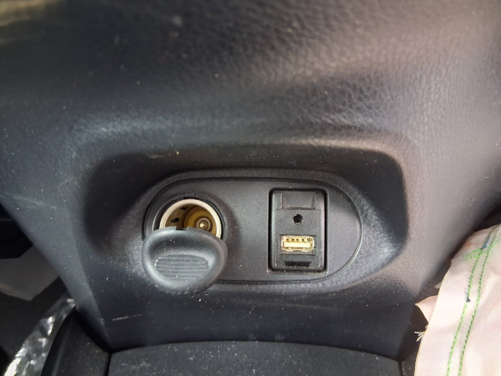 TOYOTA YARIS MK3 2019 CENTRE CONSOLE USB PORT 12V SOCKET