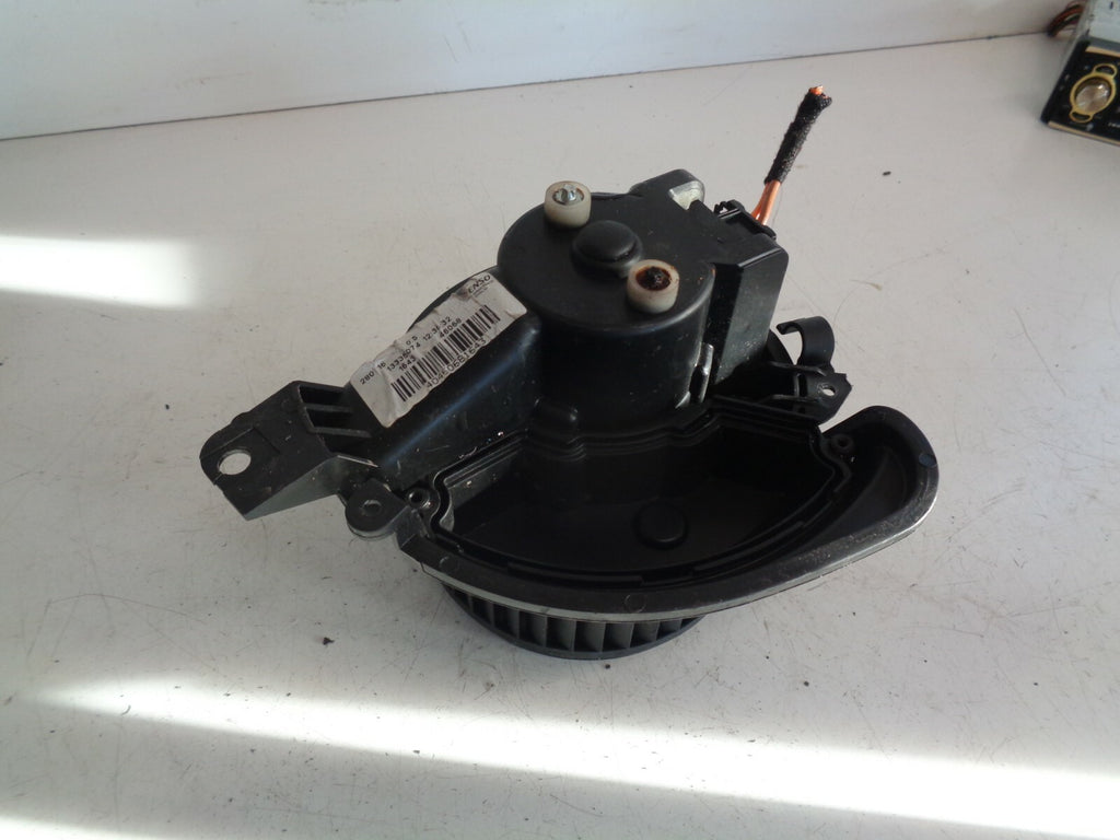 VAUXHALL CORSA E 2014-2018 1.2 PETROL HEATER FAN BLOWER MOTOR 13335074
