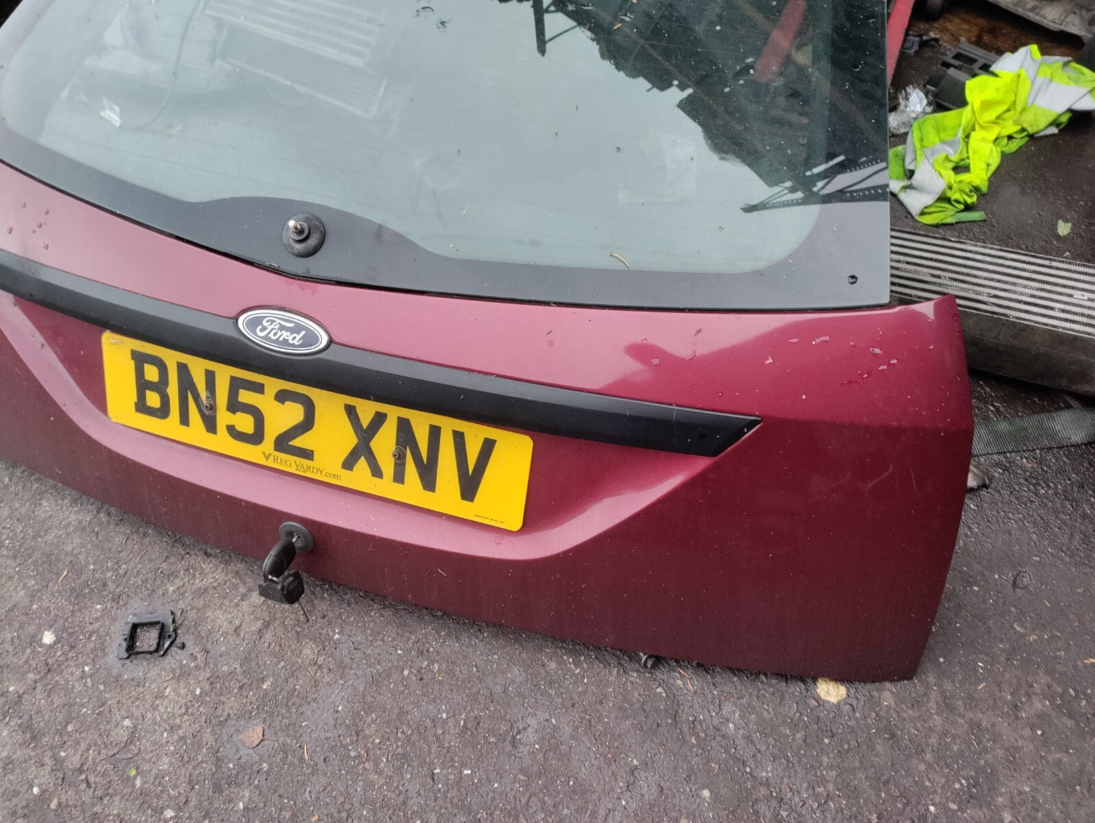 2002 FORD FOCUS MK1 3 DOOR REAR COMPLETE TAILGATE BOOTLID RED