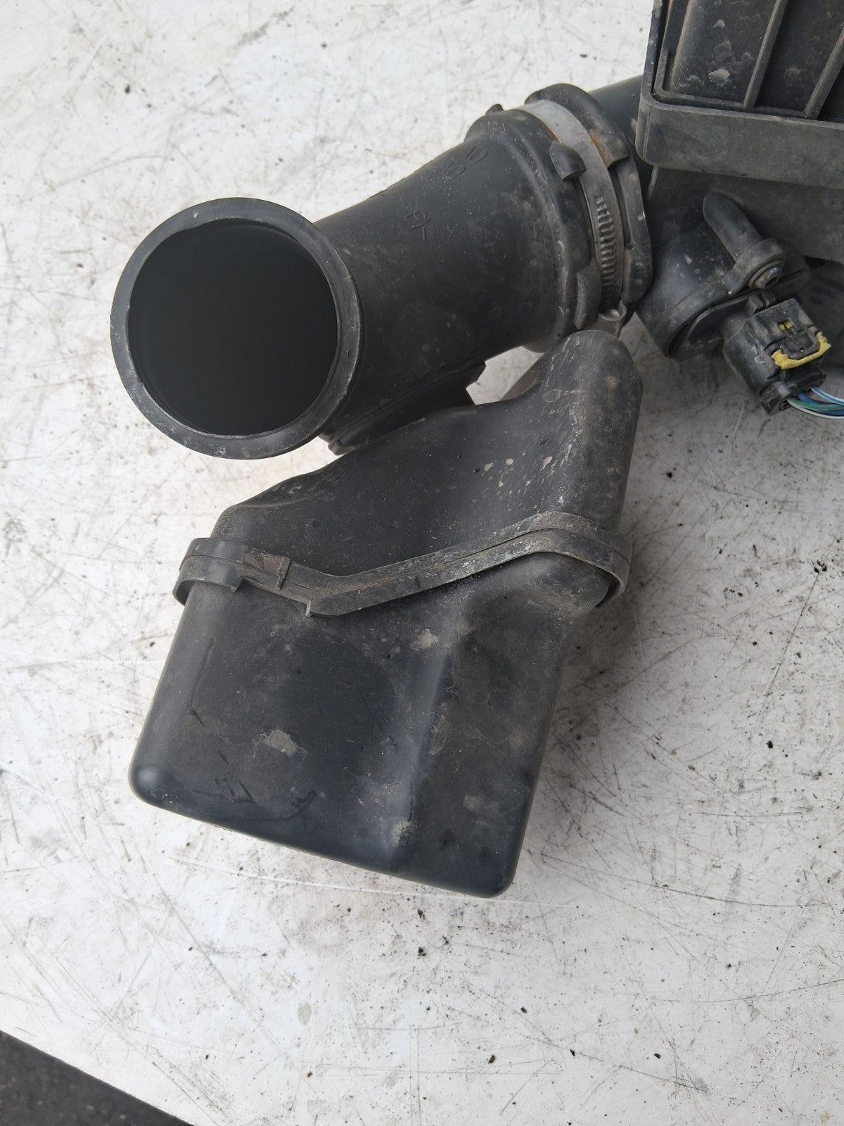 2015 VAUXHALL ADAM AIR CLEANER FILTER BOX 13357493