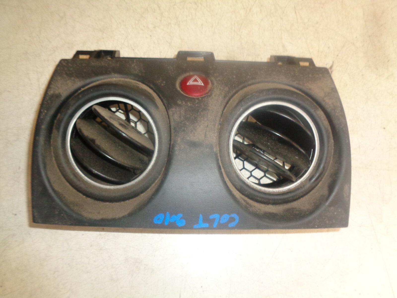 MITSUBISHI COLT MK6 2010 FRONT DASHBOARD AIR VENTS + HAZARD SWITCH
