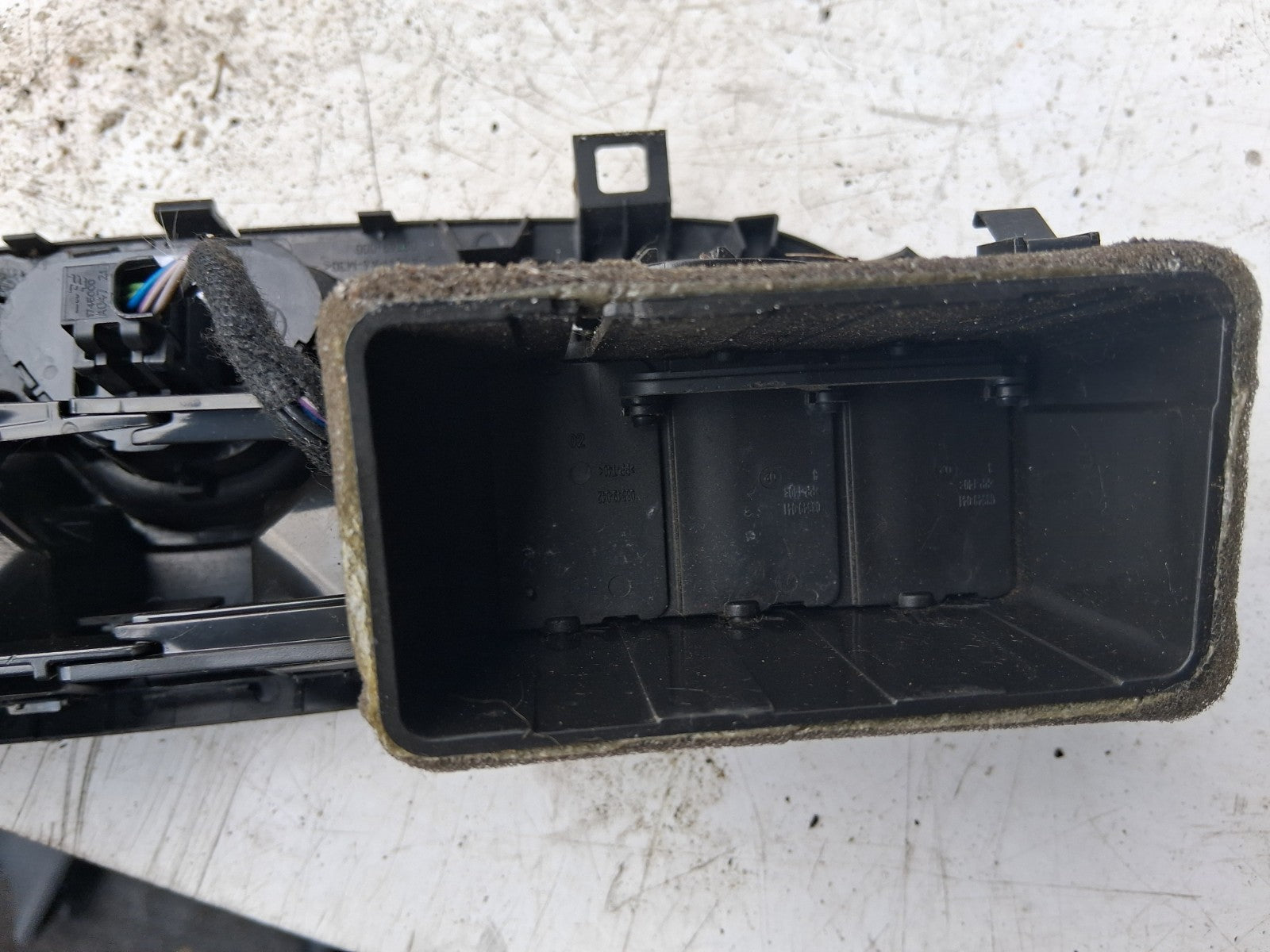 2016 VAUXHALL CORSA E FRONT DASH CENTER BOTH AIR VENT WITH HAZARD SWITCH
