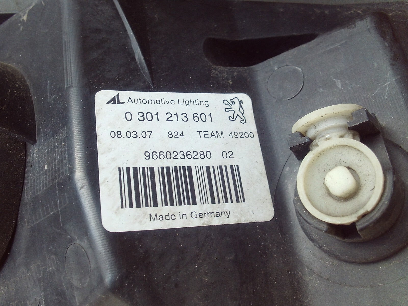 2007 PEUGEOT 407 NSF PASSENGER SIDE FRONT HEAD LIGHT  0301213601