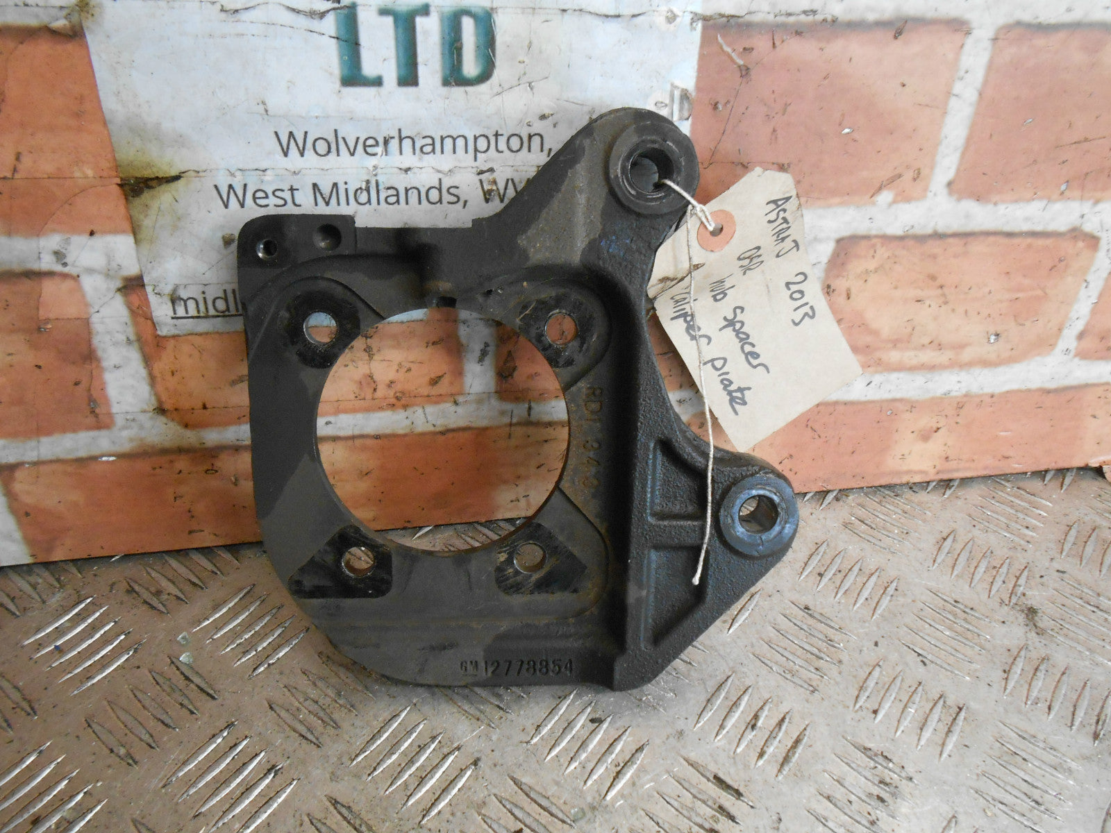 VAUXHALL ASTRA J MK6 2013 1.4 OSR DRIVER SIDE REAR HUB BEARING SUPPORT 12778854