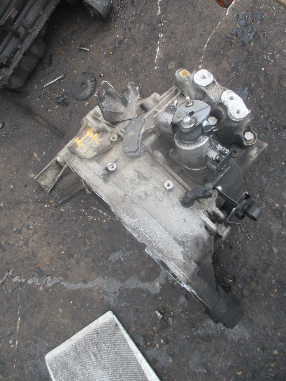 VAUXHALL ZAFIRA C 2014 2.0 DIESEL 6 SPEED MANUAL GEARBOX F40 GBA