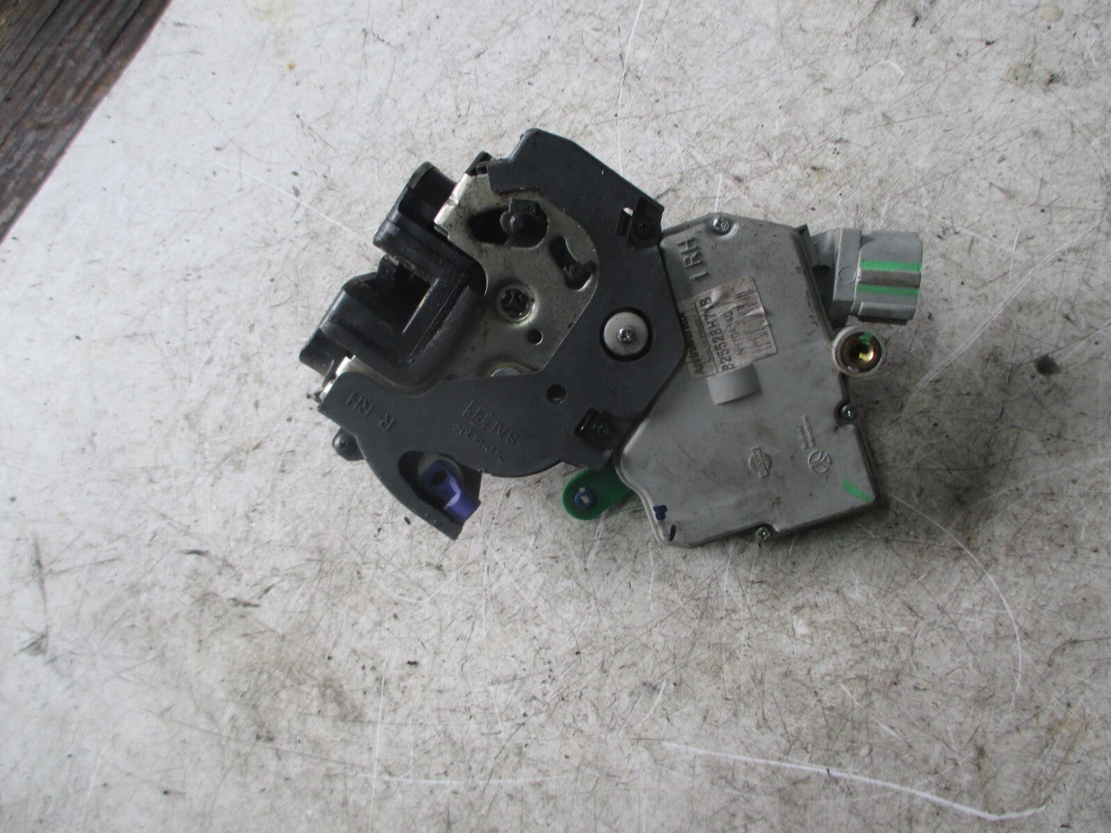 NISSAN X TRAIL T30 2007 RIGHT REAR DOOR LOCK 825528H71B ATD